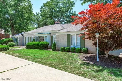 1044 Roy Dr, Lakewood, OH 44107