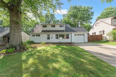 3073 Prior Dr, Cuyahoga Falls, OH 44223