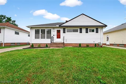 738 Sterling Rd, Wickliffe, OH 44092