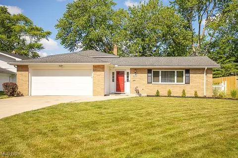 5982 Forest Ridge Dr, North Olmsted, OH 44070