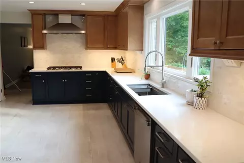 Kitchen - 812 Spring Water Dr, Akron, OH 44333 photo 2 of 6