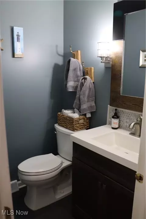 Bath - 812 Spring Water Dr, Akron, OH 44333 photo 1 of 6
