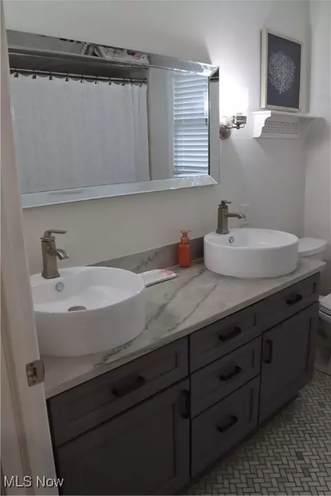 Bath - 812 Spring Water Dr, Akron, OH 44333 photo 3 of 6