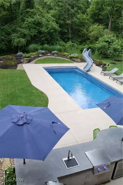 Exterior - 812 Spring Water Dr, Akron, OH 44333 photo 11 of 12