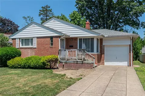 31018 Carlton Dr, Bay Village, OH 44140