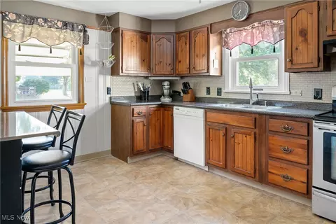 Kitchen - 396 Brookfield Ave, Boardman, OH 44512 photo 3 of 3