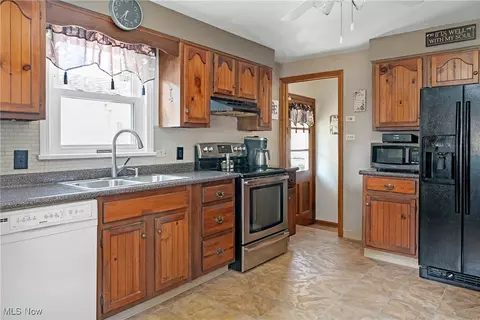 Kitchen - 396 Brookfield Ave, Boardman, OH 44512 photo 2 of 3