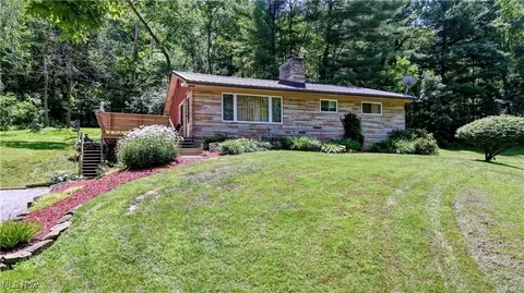 5882 Crooked Run Rd SW, New Philadelphia, OH 44663