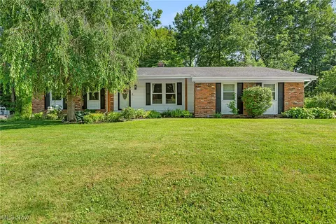 300 Chatham Dr, Aurora, OH 44202