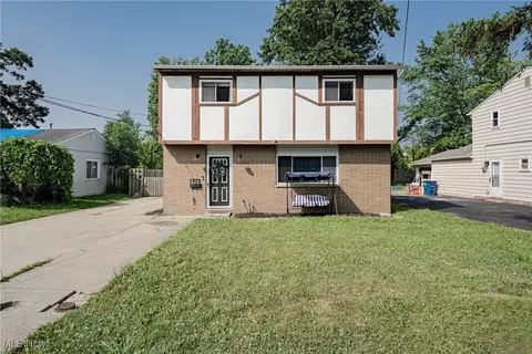 208 Parkway Dr, Eastlake, OH 44095