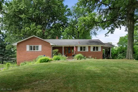 903 Robinson Ave, Barberton, OH 44203