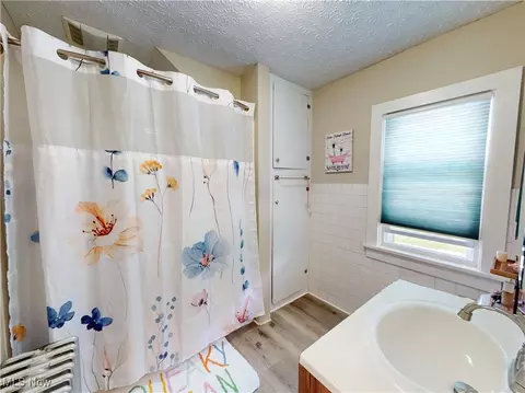 Bath - 1907 Robindale St, Wickliffe, OH 44092 photo 2 of 6
