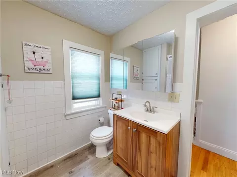 Bath - 1907 Robindale St, Wickliffe, OH 44092 photo 3 of 6