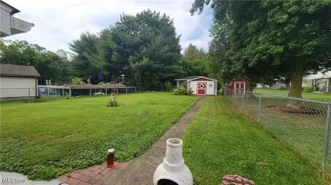 Exterior - 118 E 6th St, Williamstown, WV 26187 photo 3 of 5