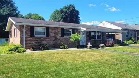 118 E 6th St, Williamstown, WV 26187