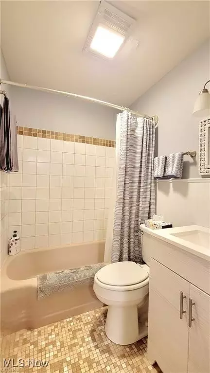 Bath - 118 E 6th St, Williamstown, WV 26187 photo 1 of 1