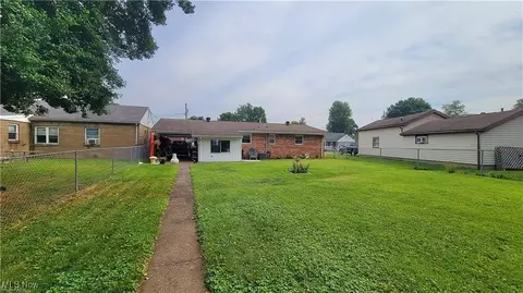 Exterior - 118 E 6th St, Williamstown, WV 26187 photo 2 of 5