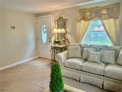 Entry Way - 7038 Southern Blvd, Boardman, OH 44512 photo 2 of 4
