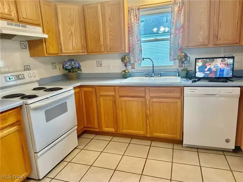 Kitchen - 7038 Southern Blvd, Boardman, OH 44512 photo 3 of 5