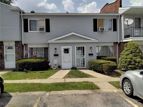 4674 Country Ln, Warrensville Heights, OH 44128