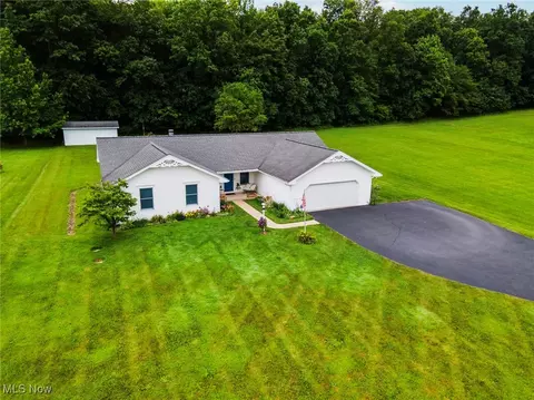 2396 Camelot Dr, Columbiana, OH 44408