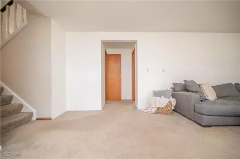 Entry Way - 664 Cathy Ann Dr, Boardman, OH 44512 photo 4 of 6