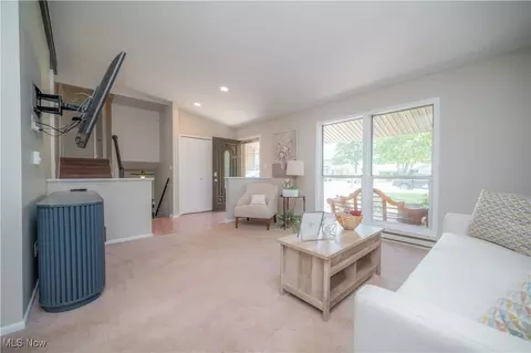 Living - 664 Cathy Ann Dr, Boardman, OH 44512 photo 3 of 6