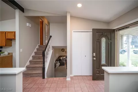 Entry Way - 664 Cathy Ann Dr, Boardman, OH 44512 photo 1 of 6