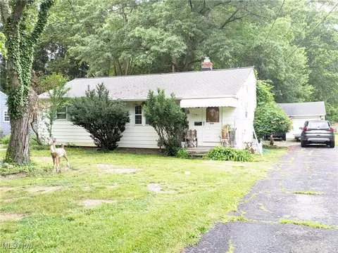 7567 Inland Dr, Olmsted Falls, OH 44138