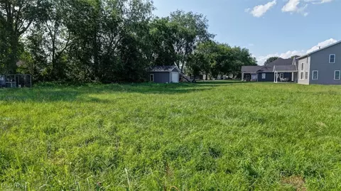 7 Th St NW, Strasburg, OH 44680
