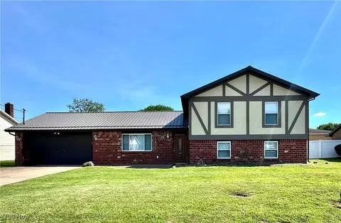717 Circle Dr, Belpre, OH 45714