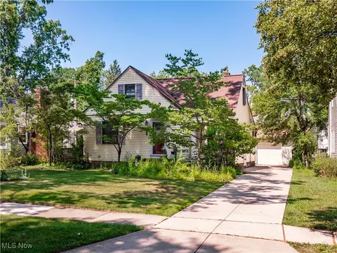 614 Parkside Dr, Bay Village, OH 44140