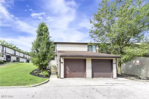 14977 Pine Valley Trl, Middleburg Heights, OH 44130