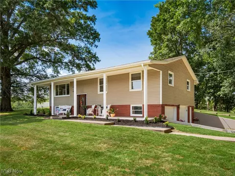 5585 Helen Dr, Zanesville, OH 43701