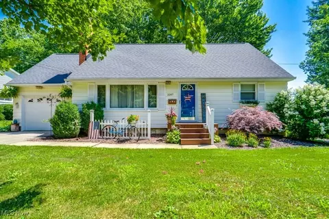 2207 Robinhood Dr, Wooster, OH 44691
