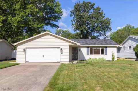 5204 7 Pines Dr, Lorain, OH 44053