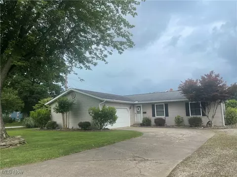 812 W 6th St, Williamstown, WV 26187