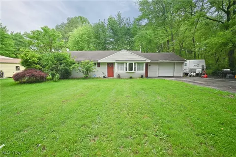 1865 Park Dr, Niles, OH 44446