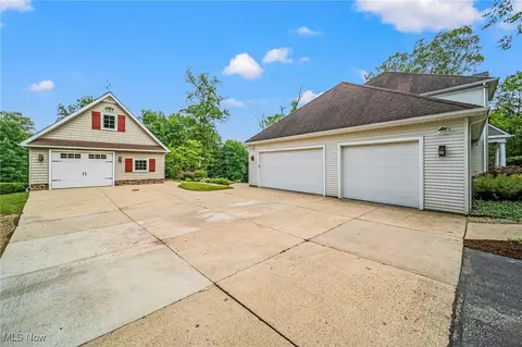11275 Beechnut Ln, Chardon, OH 44024 photo 2