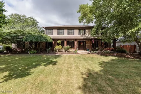 6252 Pebblebrook Ln, North Olmsted, OH 44070