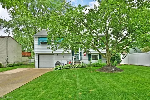 2555 Walnut St, Girard, OH 44420