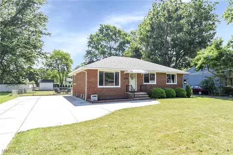 6713 Mackenzie Rd, North Olmsted, OH 44070