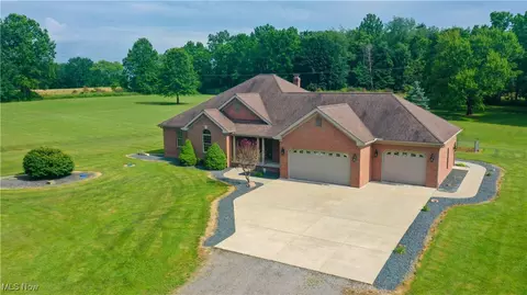 4901 New Castle Rd, Lowellville, OH 44436