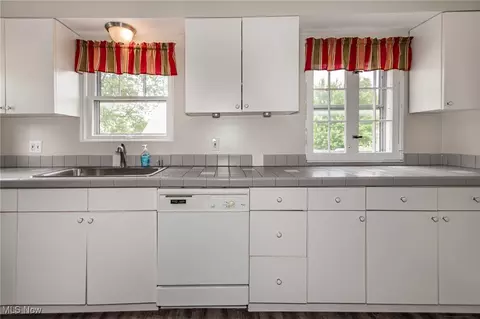 Kitchen - 2129 E 41st St, Ashtabula, OH 44004 photo 2 of 4
