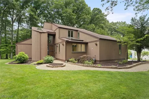 9193 Meadow Ln, Brecksville, OH 44141