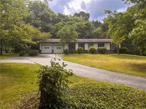 2055 Maple Dr, Columbiana, OH 44408