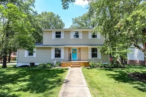 422 Oak Manor Dr, Ravenna, OH 44266