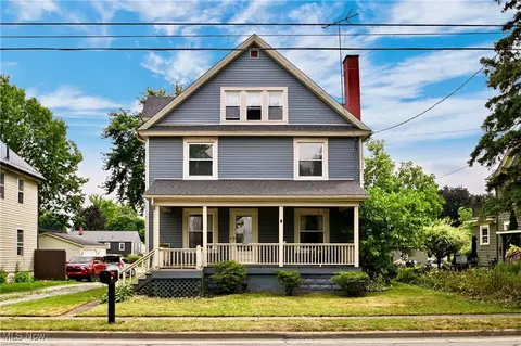 300 W Maple St, Hartville, OH 44632