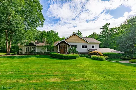 8219 Cloveridge Rd, Chagrin Falls, OH 44022