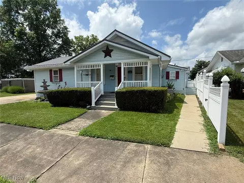 1208 3rd St NW, New Philadelphia, OH 44663